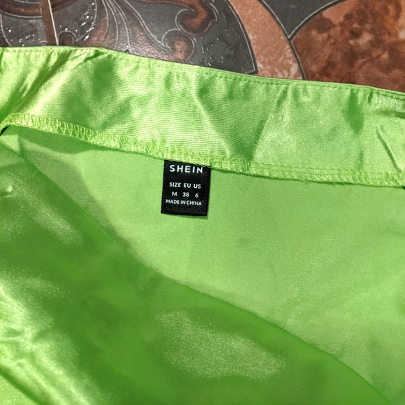 Bright lime green mini satin skirt with slit - Picture 4 of 5